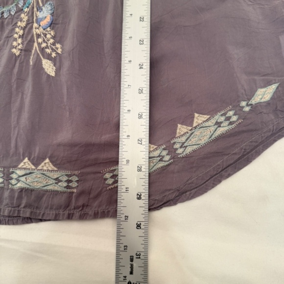 Johnny Was Short Sleeve Gray Pull-Over Shirt Colorful Embroidered Flowers Medium - Picture 12 of 14